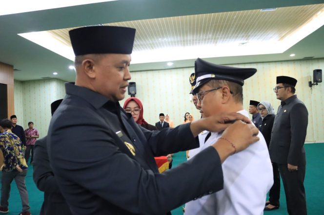 
 Tri Adhianto Tetapkan Pj. Sekretaris Daerah dan Lantik 17 Pejabat Eselon II, III, dan IV