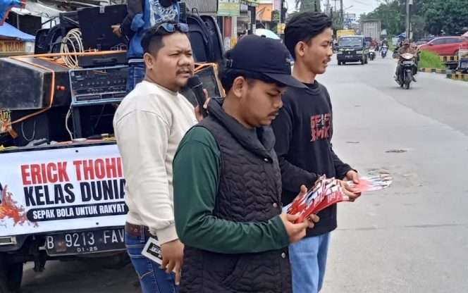 
 Masyarakat Pecinta Sepak Bola di Kabupaten Bekasi, Jawa Barat melakukan kegiatan woro-woro atau sosialisasi figur Erick Thohir yang didukung sebagai calon ketua umum PSSI 