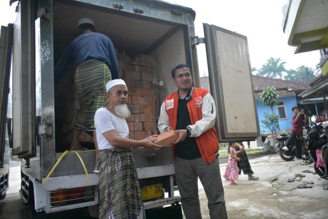 
 Jubir PKS, Pipin Sopian Beri Bantuan 10 Ribu Bata ke Ponpes Al Munawwar yang Alami Kebakaran