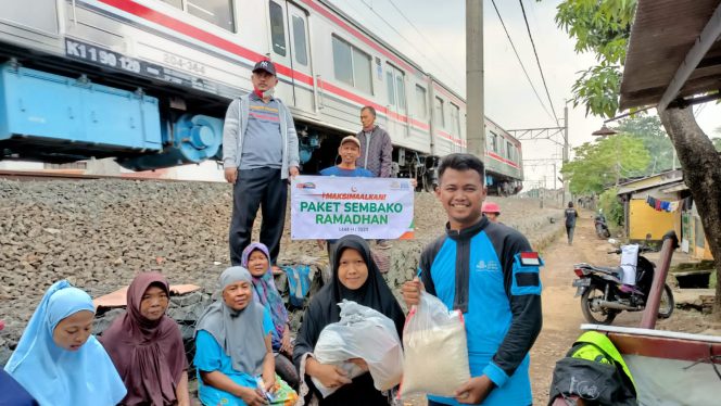 
 Laznas Dewan Dakwah Salurkan Sembako Ramadhan 1444 H Untuk Warga Miskin di Bantaran Rel Kereta