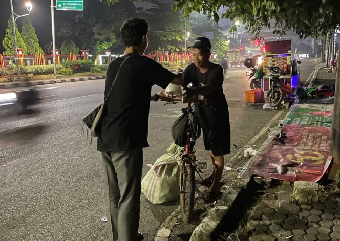 
 Kembararasa dan DPC POSNU Bekasi Sinergi Bagikan Ricebox Paket Sahur