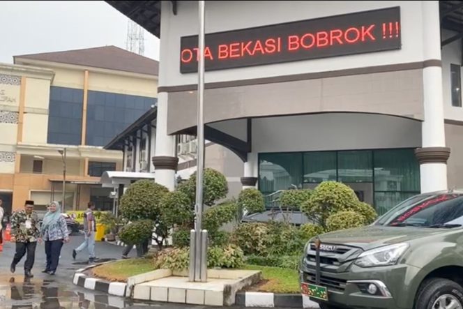 
 Ada Teks Berjalan Bertuliskan Plt Wali Kota Bekasi Bobrok di Embarkasi Jakarta-Bekasi