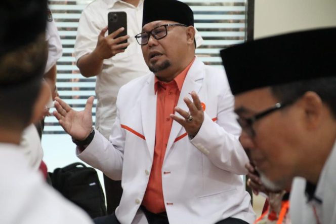 
 Bukan Hanya Bawakan Berkas Ke KPUD DKI, PKS Juga Bawakan Pantun Daftarkan BCAD