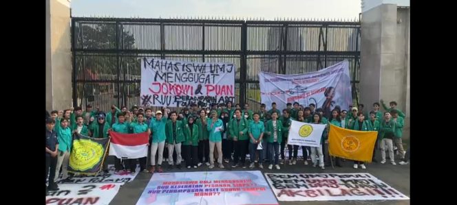 
 Empat Tuntutan BEM UMJ di Gedung DPR