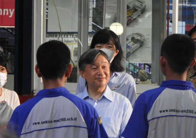 
 Kaisar Jepang Naruhito beserta Permaisuri Masako di hari ketiga kunjungan kenegaraannya ke Indonesia, mendatangi SMK Mitra Industri MM2100 Kecamatan Cikarang Barat, Kabupaten Bekasi pada Selasa (20/06/2023). Foto: Arif Tiarno/Newsroom Diskominfosantik