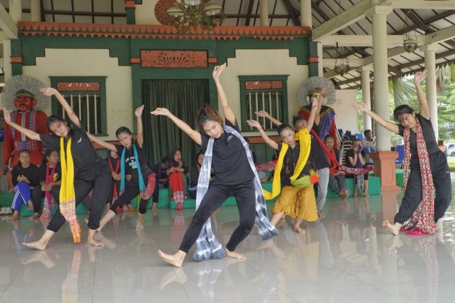 
 Pengembangan Budaya Indonesia Melalui Workshop SERAYA : Sebar Gaya Sebar Budaya