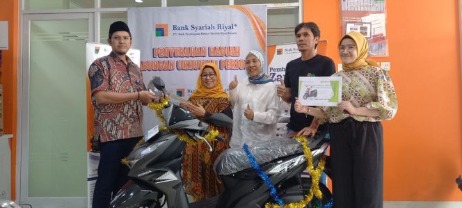 
 Bank Syariah Riyal Bersama 37 BPRS Se-Indonesia Serahkan Hadiah Undian Tabungan Ukhuwah Periode 1