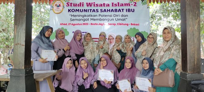 
 18 Majelis Taklim se-Mustikajaya Ikuti Kegiatan Studi Wisata Islam