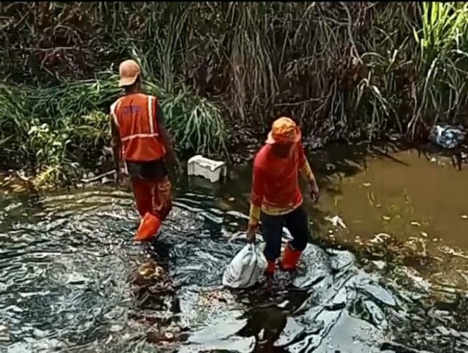 
 Menghadapi Musim Penghujan Caleg Partai Umat Hanipan Bersihkan Sumbatan Sampah di Kali Cijambe