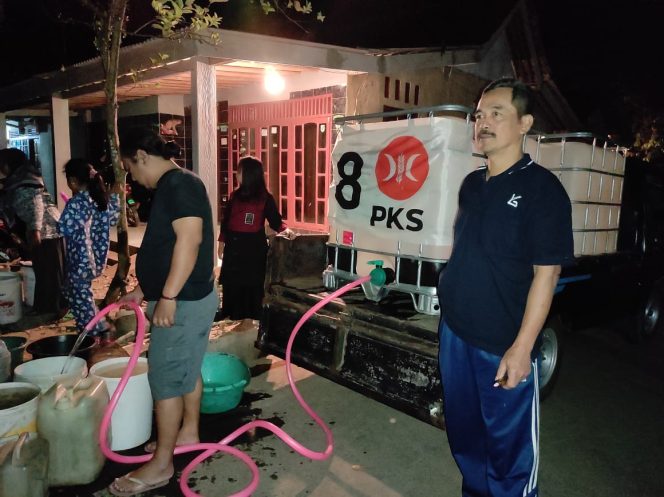 
 Tanggap Bencana Kekeringan, PKS Banyumas Paling Rutin Salurkan Bantuan Air Bersih
