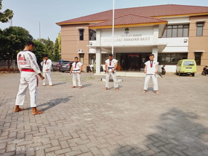 
 Tarung Derajat Buat Satlat di Kantor Kelurahan Harapan Baru