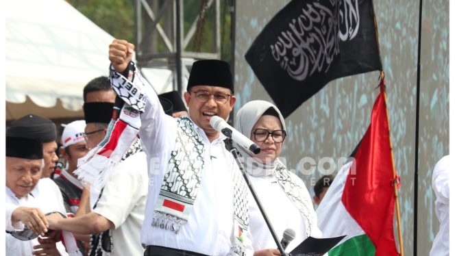 
 Anies Baswedan Ajak Peserta Aksi Bela Palestina Serukan “Free Palestine” di Monas