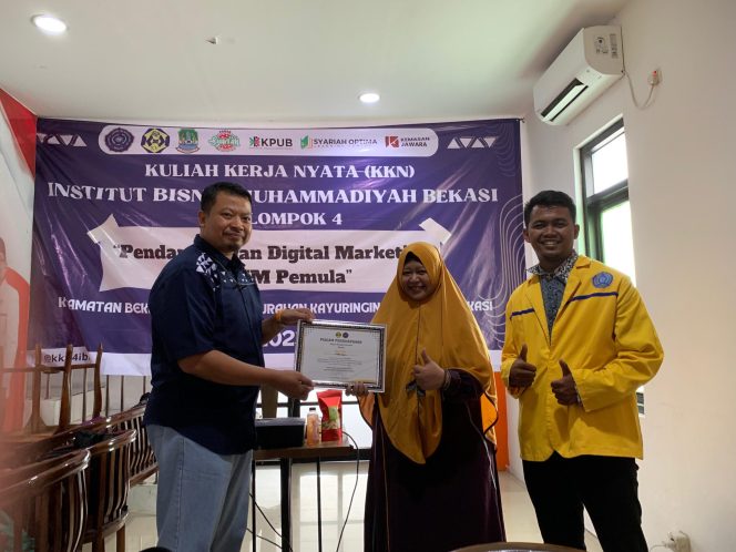 
 Kelompok Empat Kuliah Kerja Nyata Mahasiswa Institut Bisnis Muhammadiyah Bekasi Menyelenggarakan Pelatihan UMKM Bagi Warga Kayuringin.