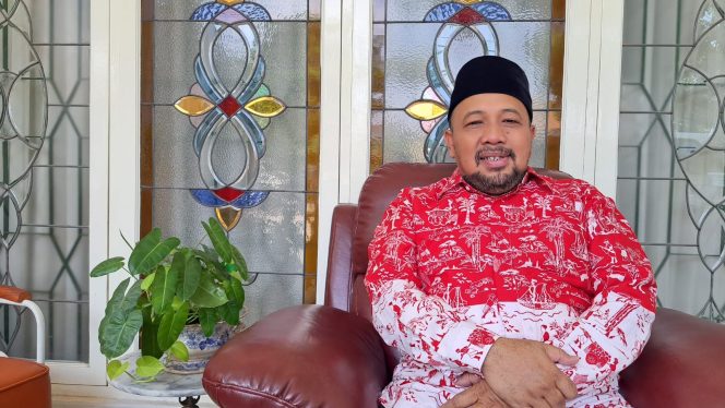 
 Ahmad Ushtuchri, Mengaku Terjerumus di Dunia Politik