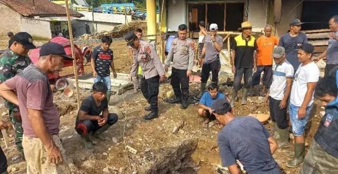 
 Polres Lebak Berikan Bantuan Material Semen untuk Pembangunan Masjid Nurul Huda