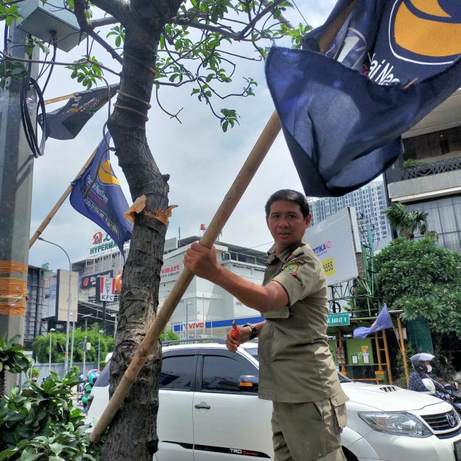 
 NasDem Kota Bekasi Minta Penjelasan Bawaslu dan Satpol PP atas Pencopotan APK saat Acara Workshop Partai