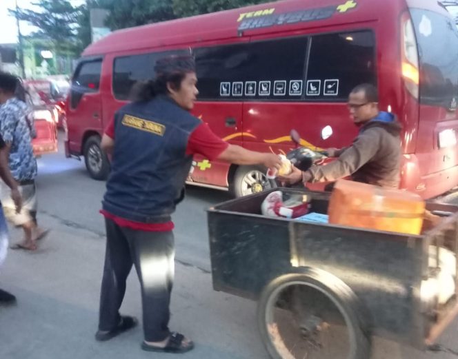 
 Karang Taruna Mekarsari Tambun Selatan Bagikan 300 Paket Takjil di Underpass Tambun