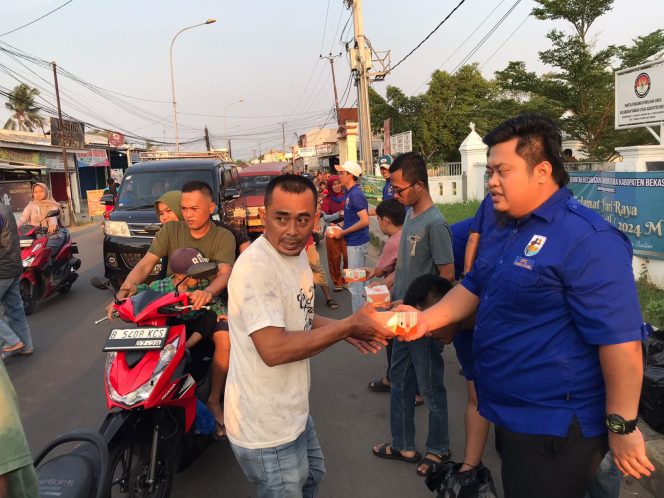 
 DPK KNPI Tambun Utara Bagikan 400 boks Takjil Gratis Ramadan bagi Pengendara dan Pengguna Jalan