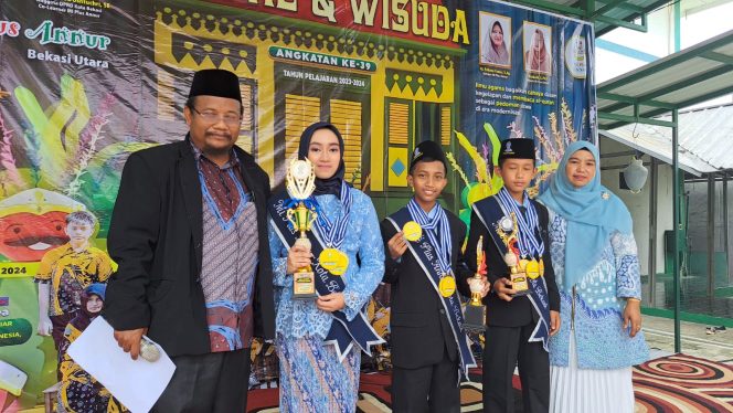 
 Bangga dengan Prestasi Anak-Anaknya, Orang Tua Siswa Apresiasi Sekolah MI Plus Annur Bekasi