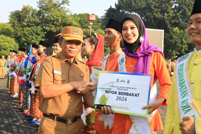 
 Sekda Serahkan Penghargaan Kepada Pemenang Abang Mpok Kota Bekasi Tahun 2024
