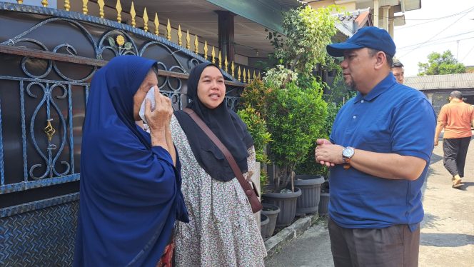 
 Calon Wali Kota Bekasi Heri Koswara Sambangi Korban Kebakaran Bekasi Timur