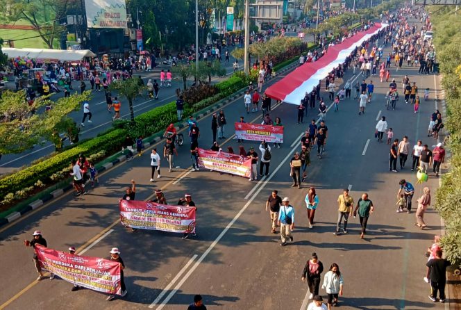 
 Pemuda Bekasi Kibarkan Bendera Merah Putih Sepanjang 200 meter Di Pusat Kota