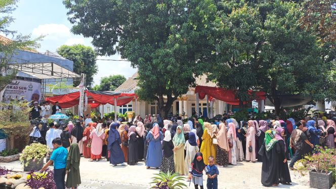 
 Ribuan Jamaah Kanzus Sholawat Kota Bekasi Hadiri Peringatan Maulid Nabi Muhammad SAW