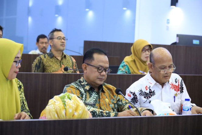 
 Pj. Wali Kota Bekasi Ikuti Rapat Daring Bersama Mendagri dan Menaker