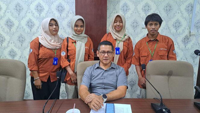 
 Ketua Bapemperda DPRD Kota Bekasi, Dariyanto Terima Siswa PKL Jurnalistik SMKN 4