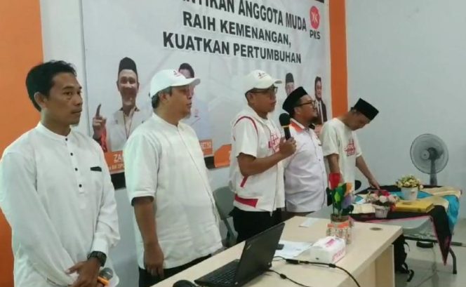 
 Disela Kegiatan Pilkada 2024 DPC PKS Bekasi Timur Gelar Pelantikan Anggota Muda