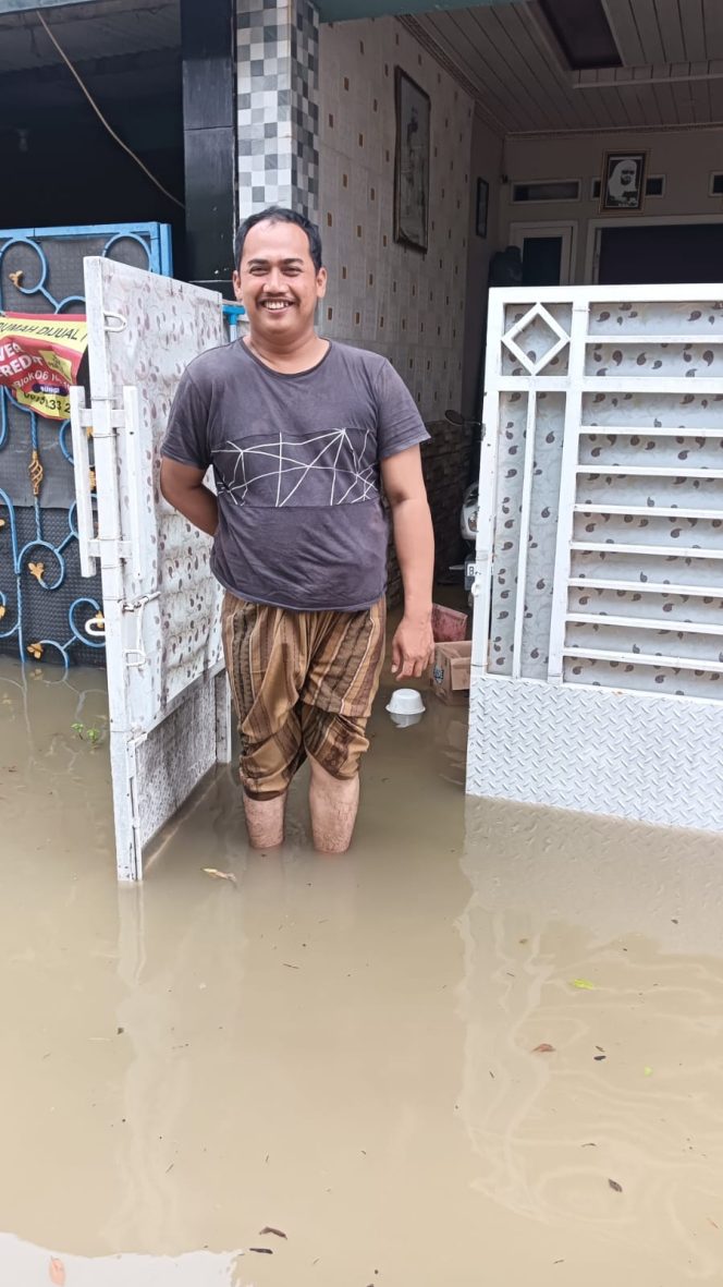 
 Banjir Melanda Perumahan Harapan Elok Bekasi, Pengurus RW Siapkan Tempat Pengungsian dan Dapur Umum