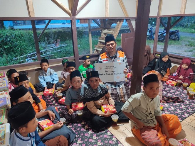 
 Rumah Zakat Buka Puasa Sunah Bareng Ratusan Anak Yatim Pondok Pesantren di Sukabumi