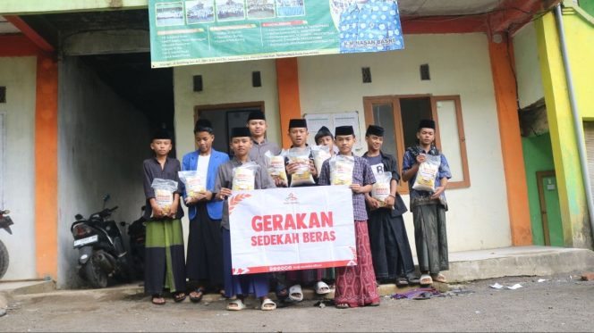 
 Yayasan Huda Cendekia Salurkan Beras dan Mushaf di Tasikmalaya Lewat Gerakan Sedekah Pangan dan Wakaf Quran