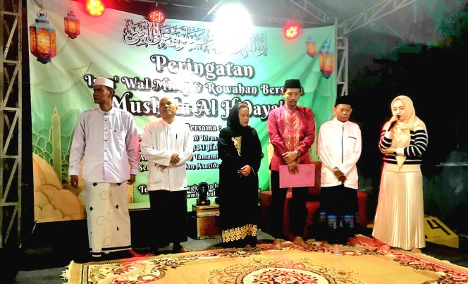 
 Kawal Program PTSL, Legislator PSI Kota Bekasi Serahkan Sertifikat Tanah Wakaf Musholla Al Hidayah