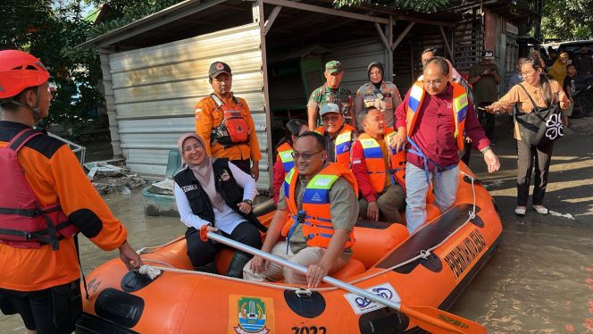 
 Ketua DPRD Kota Bekasi, Sardi Effendi Salurkan Bantuan untuk Korban Banjir di Jatiasih dan Bekasi Timur