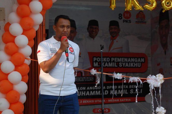 
 Kendaraan Terperosok di Bekas Galian, Anggota DPRD Bekasi Desak Kontraktor Perbaiki Jalan