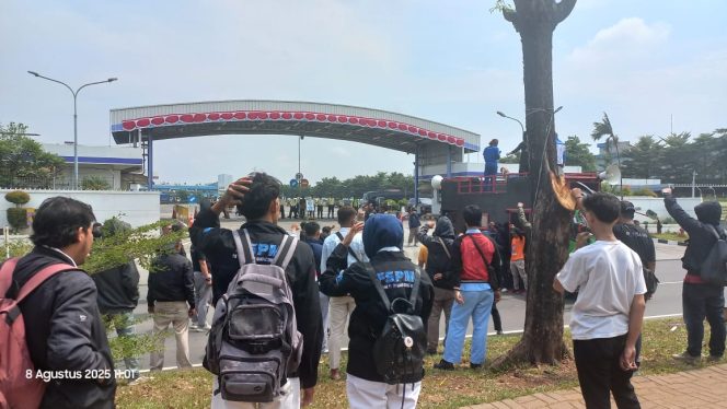 
 Masalah PHK Ketua Serikat Belum Usai, Buruh Bekasi Kembali Aksi di PT. YMMA