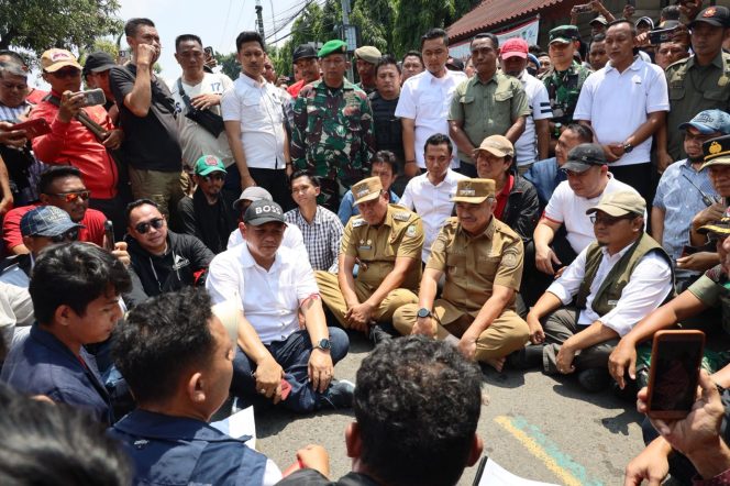 
 Wali Kota dan Ketua DPRD Kota Bekasi Duduk Bareng Massa Unjuk Rasa
