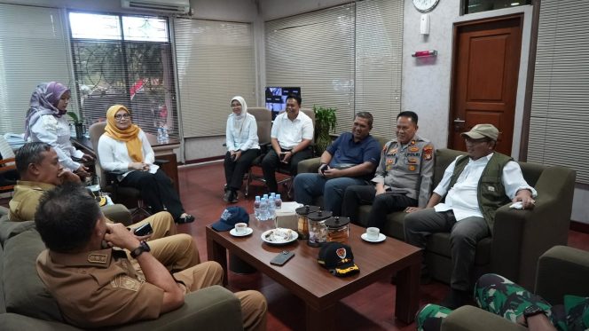 
 Pimpinan DPRD dan Aparat Amankan Gedung DPRD Kota Bekasi dari Aksi Anarkis