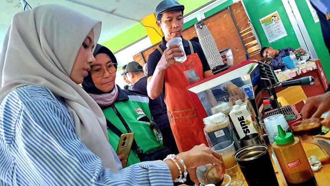 
 Hj. Cucu Sugiarti Dorong Ratusan Anak Muda Bekasi Berdaya Lewat Pelatihan Barista Bersama Mahakopi