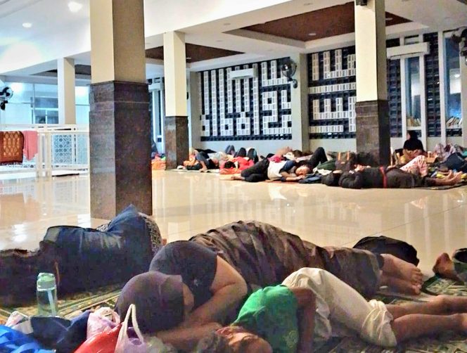 
 Korban Banjir Cikarang Mengungsi di Masjid, Butuh Pakaian, Obat-obatan, dan Air Bersih