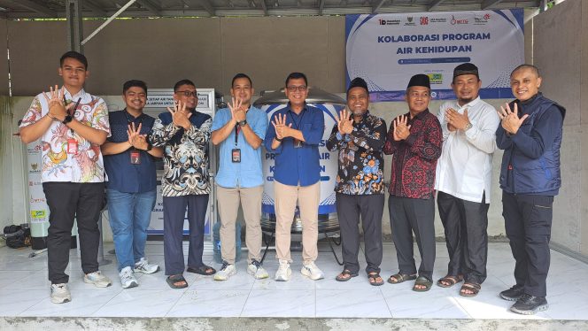 
 UPZ BAZNAS Telkom Group Salurkan Air Bersih Siap Minum untuk Ponpes Al Bayan dan Warga Tamansari