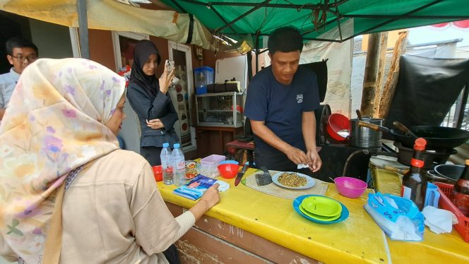 
 Jarak Cikampek-Bekasi Tak Jadi Kendala, Pasangan Pengusaha Kuliner Ini Berburu Ilmu di Cooking Class Laa Tahzan Foods